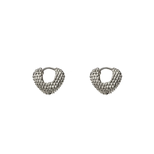 Vue détaillée de boucles d'oreilles cœur en argent avec texture géométrique facettée