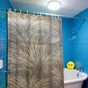 Detailaufnahme wasserdichter Duschvorhang mit grauem und goldenem Federmuster