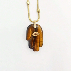 Vista detallada de un collar con colgante de mano de Hamsa en piedra ojo de tigre natural