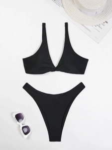 Bikini nero due pezzi con top a V intrecciato e slip a gamba alta per spiaggia e vacanze