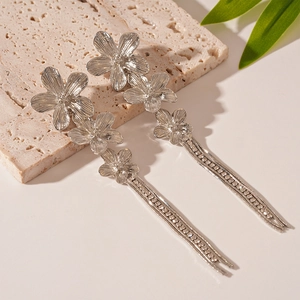 Elegant silver flower tassel earrings with sparkling rhinestones for a vintage style