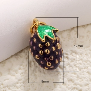 Dettaglio macro del ciondolo mora viola con dimensioni di 12mm di altezza e 8mm di base