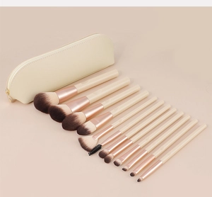 Dettaglio di 13 pennelli trucco professionali con ghiere oro rosa e astuccio beige