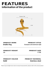 Dettaglio macro dell'anello a serpente in acciaio dorato con dimensioni e peso