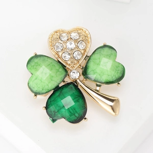 Exquisite four-leaf clover brooch with green gemstones and rhinestones on gold metal