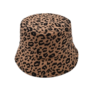 Classic leopard print bucket hat with wide brim in thick canvas for outdoor fashion