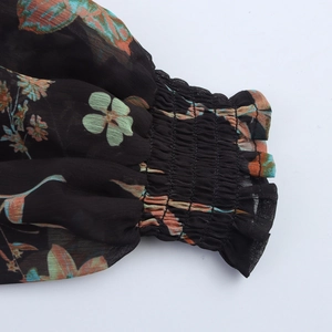 Maxikleid aus Chiffon mit Blumenmuster, Stehkragen, Smokmanschetten und Volant-Detail