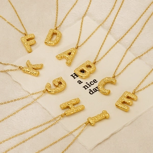 Goldene Halsketten mit Buchstaben-Anhängern aus Edelstahl mit gehämmerter Textur