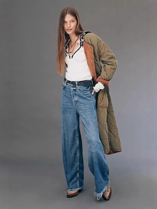 Jean bleu vintage à taille haute et jambe large avec manteau matelassé olive pour femme