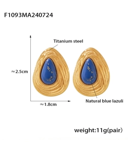 Vue détaillée de boucles d'oreilles en lapis-lazuli avec dimensions en acier plaqué or 18k
