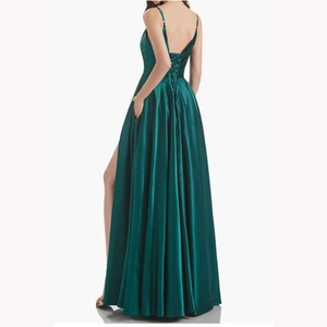 Robe de bal élégante en satin vert émeraude avec fines bretelles et fente haute