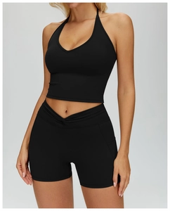 Détail du short de yoga taille haute avec design croisé en V et tissu élastique