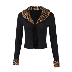 Dettaglio di maglia nera con colletto in ecopelliccia leopardata e chiusura con lacci