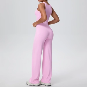 Vista posteriore del set da yoga rosa con top aderente e pantaloni sportivi a gamba larga