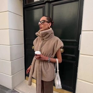 Gilet élégant en fausse fourrure beige avec col montant et ceinture pour femmes