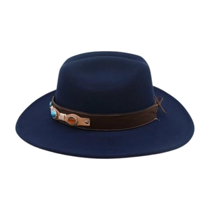 Detalle de sombrero de lana azul marino con banda de cuero étnica y piedras turquesas