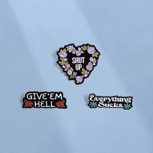 Broche en Email Créative Lettre Florale Badge en Métal Alliage Avec Slogan Shut Up Everything Sucks Give Em Hell Pour Vêtement Sac