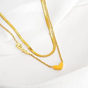 Collier double couche doré avec chaîne serpent et pendentif cœur love sur soie blanche