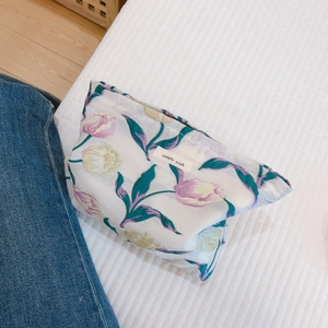 Trousse de toilette rétro à motif tulipe jacquard et étiquette sur fond matelassé