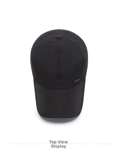 Vista dall'alto di un cappellino nero traspirante con dettaglio in placca metallica