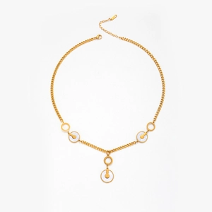Dettaglio della collana in titanio dorato con pendenti circolari in madreperla e catena