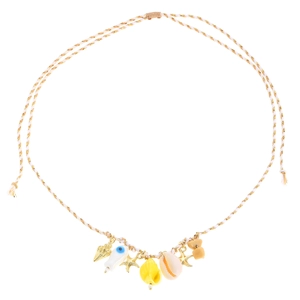 Dettaglio della collana bohémien con pendenti a stella marina, conchiglie e perline colorate