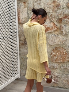 Ensemble d'été en maille ajourée jaune pâle avec haut polo et short assorti pour femme