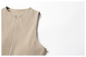 Détail d'une robe sans manches kaki clair avec une fermeture éclair invisible sur le devant