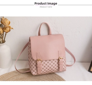 Detailansicht des rosa Mini-Rucksacks mit geometrischen Mustern und goldener Schnalle