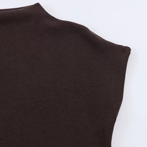Vue détaillée du col montant marron foncé et de la texture du tissu en maille de la robe