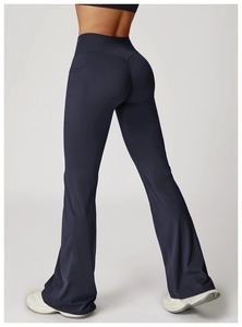 Vue arrière du pantalon de yoga évasé taille haute avec poches latérales et effet galbant
