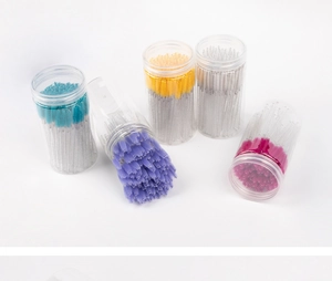 Πέντε διαφανή δοχεία με χρωματιστά glitter βουρτσάκια βλεφαρίδων και φρυδιών μιας χρήσης