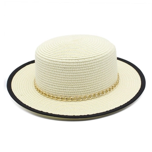 Chapeau de paille pour femme avec chaîne dorée et bordure noire pour l'été et plage