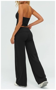 Détail du pantalon de yoga large à taille haute et haut licou noir pour le fitness