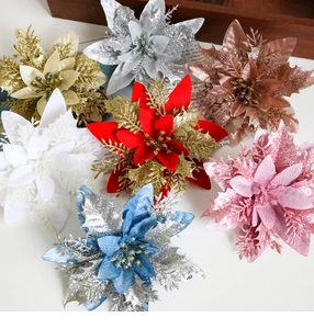 Vista macro de pétalos de flor de pascua artificiales con texturas brillantes festivas