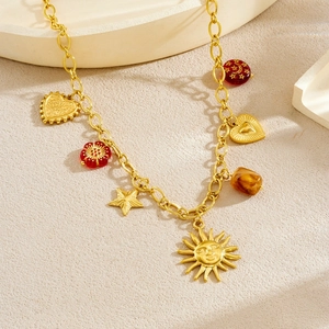 Collier en acier inoxydable doré avec breloques soleil, cœur, fleur et perles