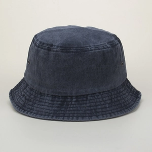 Détails d'un chapeau bob en denim délavé vintage avec œillets métalliques et surpiqûres