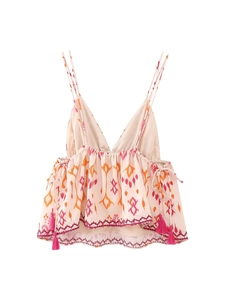 Détails du haut bohème à paillettes avec pompons roses et broderie florale sur mousseline