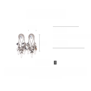 Détail de boucles d'oreilles à franges goutte avec strass et perles d'imitation