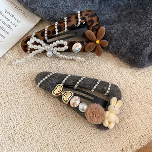 Beflocktes Kaninchen Perlen Haarspangen Set mit Leopardenbogen und Strass auf Beige