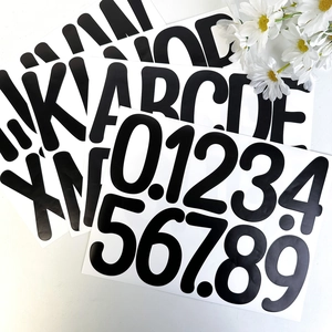 Vue détaillée de stickers alphabet noir en vinyle de 4 pouces avec chiffres sur blanc