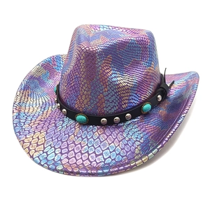 Cappello da cowboy rosa metallizzato a pelle di serpente con borchie e turchese
