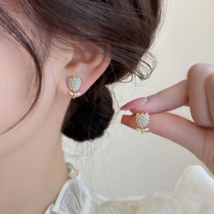 Boucles d'oreilles tulipes élégantes avec perles et cristaux portées pour un look minimaliste
