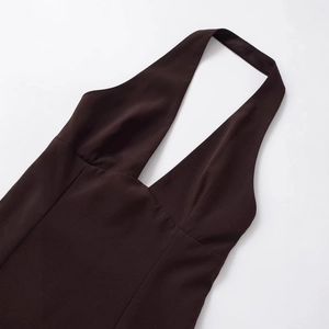 Robe dos nu marron chocolat avec décolleté en V élégant présentée à plat sur fond clair