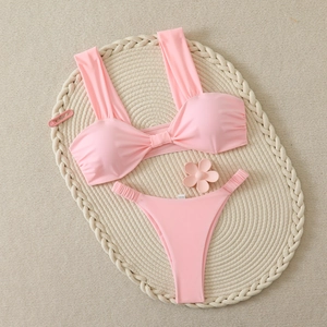 Maillot de bain deux pièces rose clair avec haut bandeau torsadé et culotte échancrée