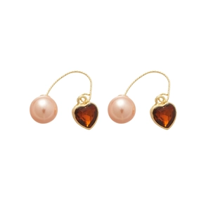 Boucles d'oreilles dorées avec pierre en forme de cœur et perles roses sur fond blanc