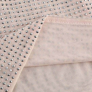 Gros plan détaillé du tissu en maille nude avec ornements floraux en strass brillants