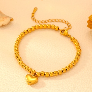 Détail du bracelet à perles plaqué or 18K avec pendentif cœur et fermoir ajustable