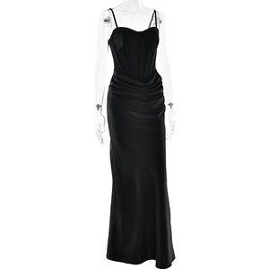 Détail de robe de soirée en satin avec corsage corset et drapé style sirène
