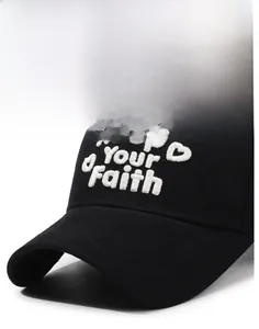 Nahaufnahme der Keep Your Faith 3D-Stickerei auf einer schwarzen Baseballkappe
